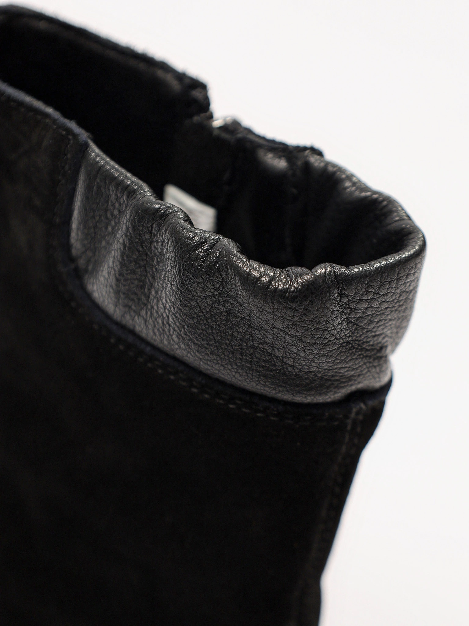 Ботинки черного цвета с декоративным замком спереди из натуральной замши